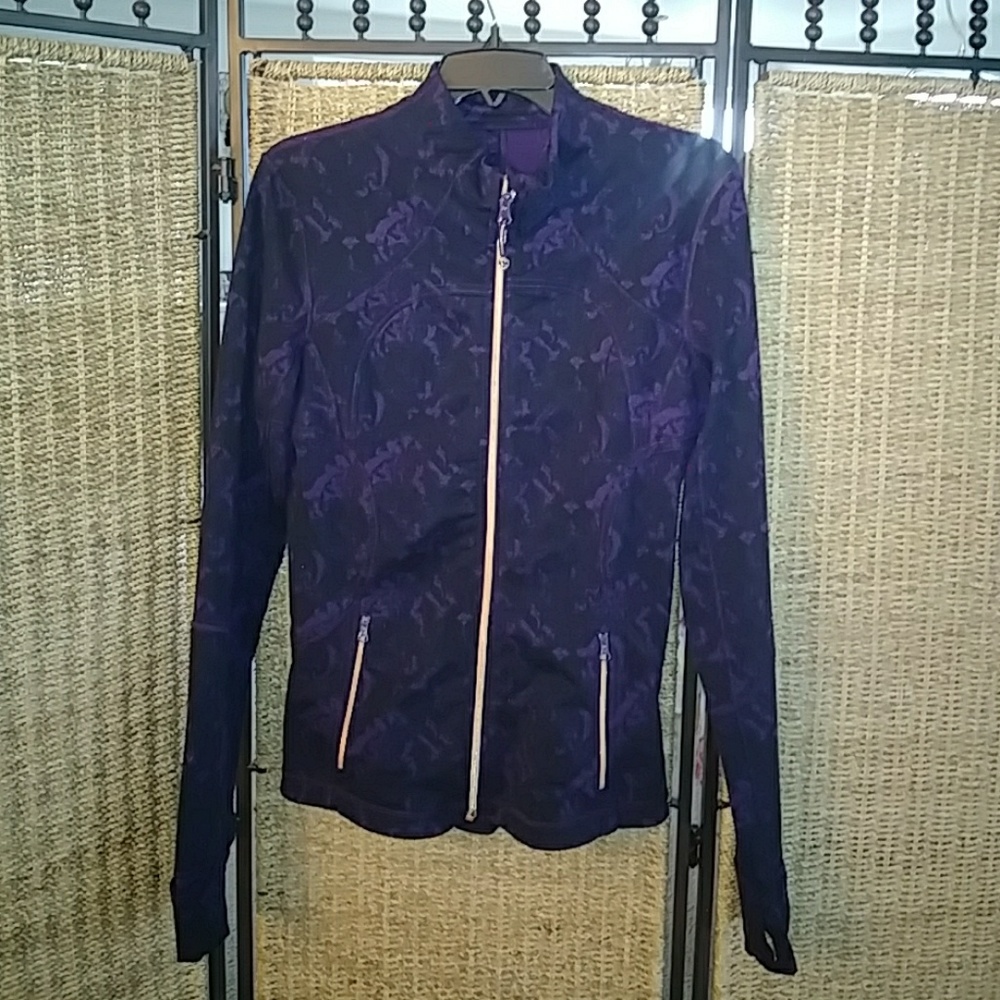 Lululemon . Sz m thumb holes and cuffins.